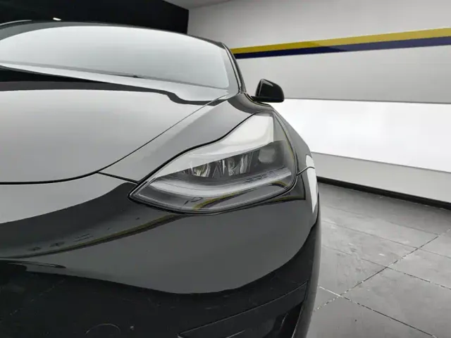 Tesla Model 3 — Фото автомобиля 5