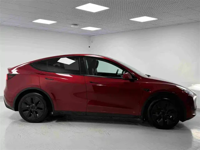 Tesla Model Y — Фото автомобиля 3