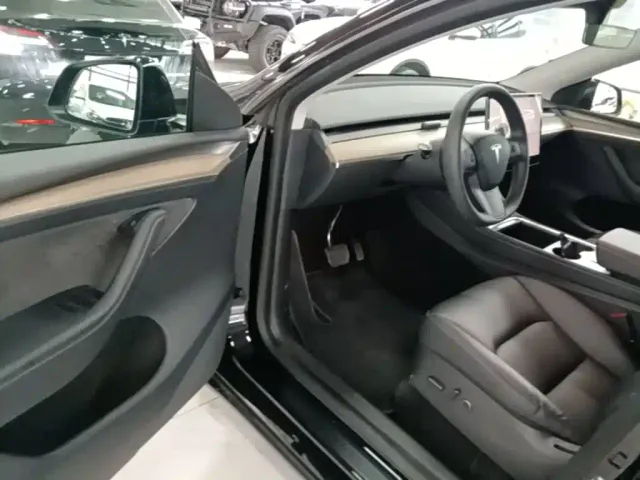 Tesla Model Y — Фото автомобиля 15