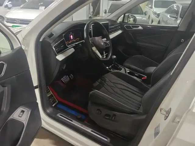 Volkswagen Tiguan L — Фото автомобиля 18