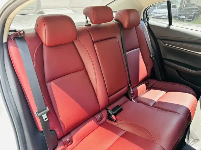 Mazda Axela — Фото автомобиля 8