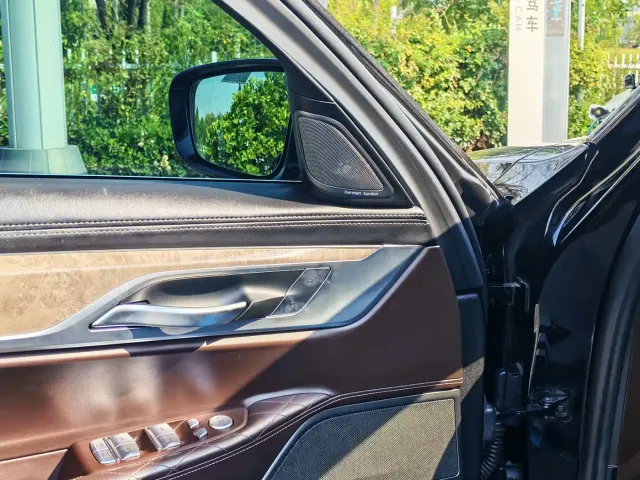 BMW 7 Series — Фото автомобиля 11