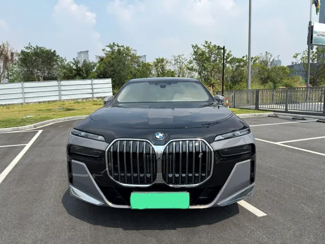 BMW i7 — Фото автомобиля 2