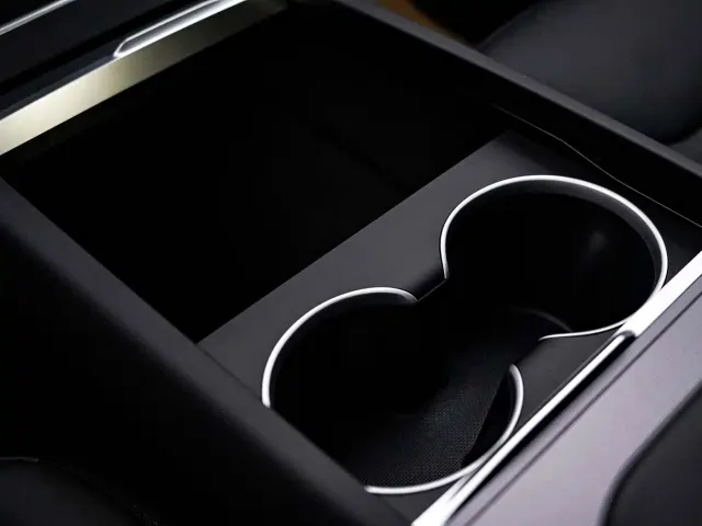 Tesla Model Y — Фото автомобиля 13