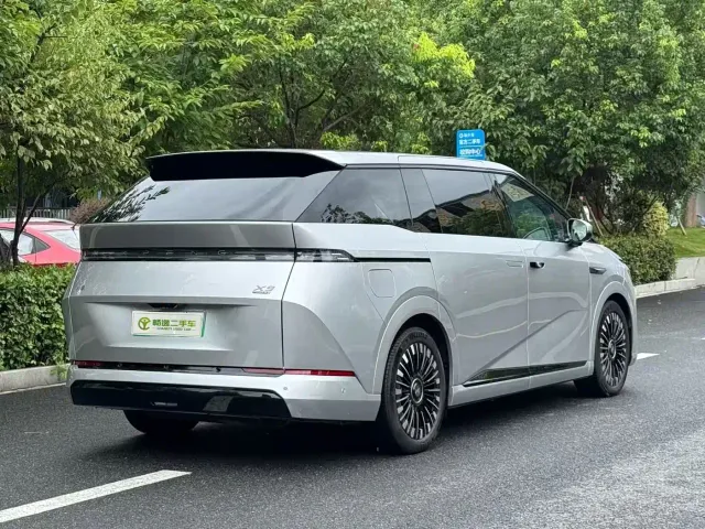 Xpeng X9 — Фото автомобиля 3