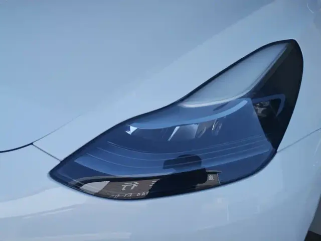 Tesla Model 3 — Фото автомобиля 5