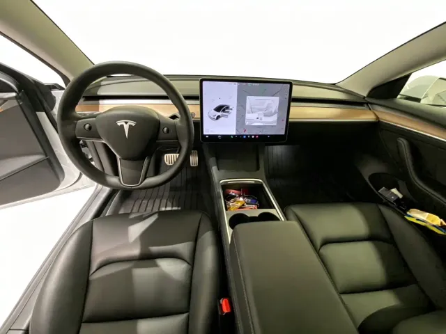 Tesla Model 3 — Фото автомобиля 4