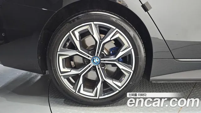 BMW i4 — Фото автомобиля 5