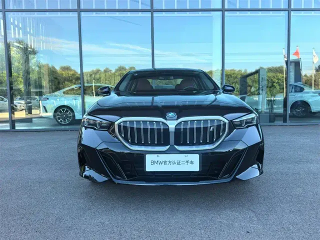 BMW i5 — Фото автомобиля 2
