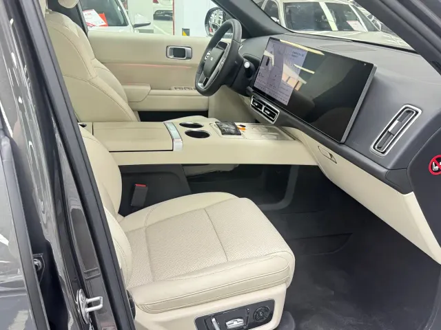 Li Auto L8 — Фото автомобиля 13