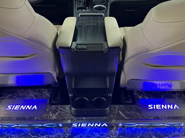 Toyota Sienna — Фото автомобиля 10