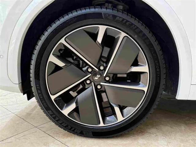 Li Auto L7 — Фото автомобиля 15