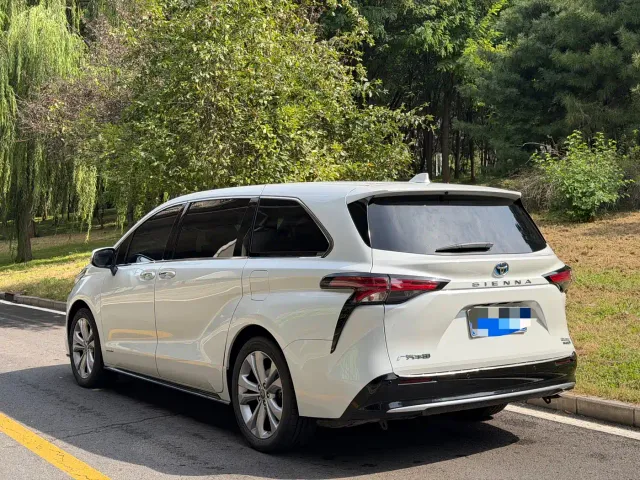 Toyota Sienna — Фото автомобиля 4