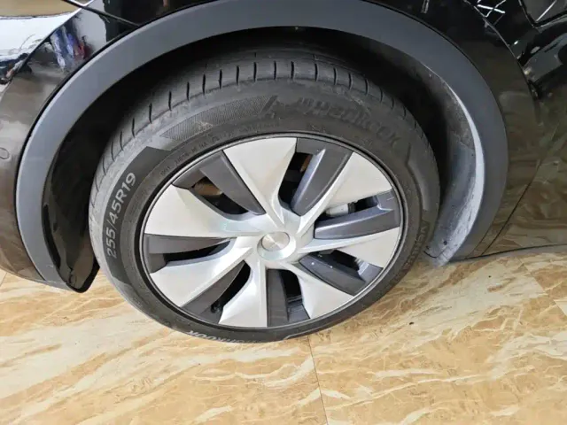 Tesla Model Y — Фото автомобиля 22