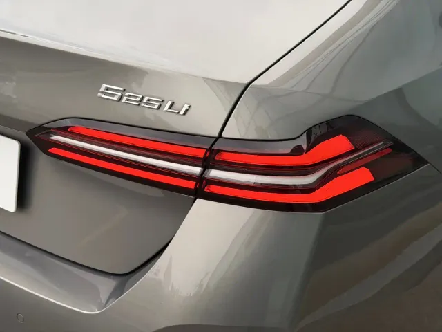 BMW 5 Series — Фото автомобиля 25