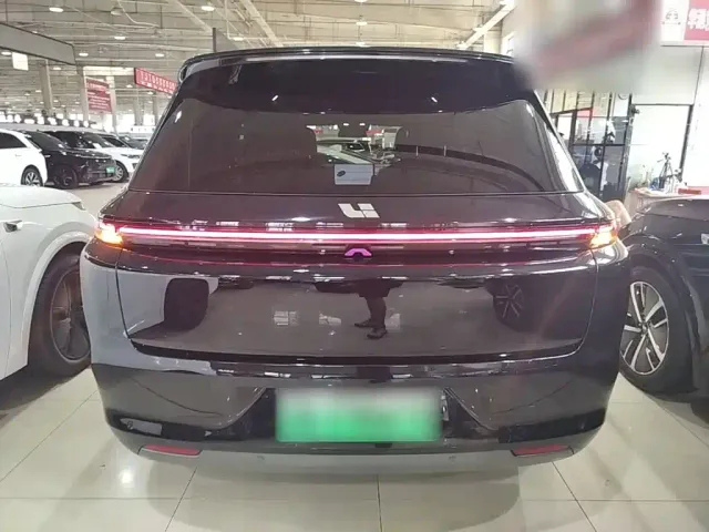Li Auto L8 — Фото автомобиля 5