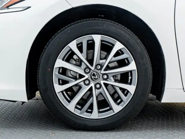 Lexus ES — Фото автомобиля 10