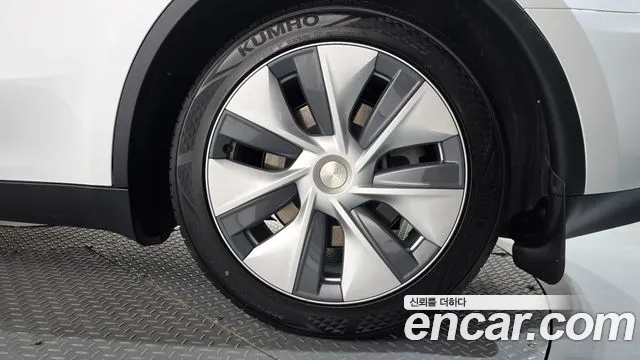 Tesla Model Y — Фото автомобиля 6
