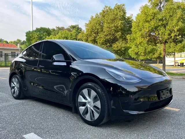 Tesla Model Y 2022 Rear-Wheel Drive Version — Фото автомобиля 3