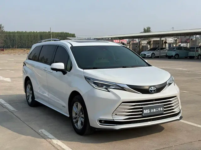Toyota Sienna — Фото автомобиля 3