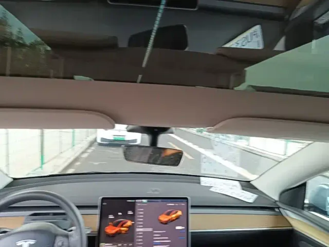 Tesla Model Y — Фото автомобиля 17