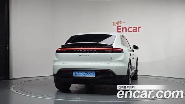 Porsche Macan Electric — Фото автомобиля 4