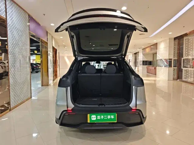 Tesla Model Y L — Фото автомобиля 18