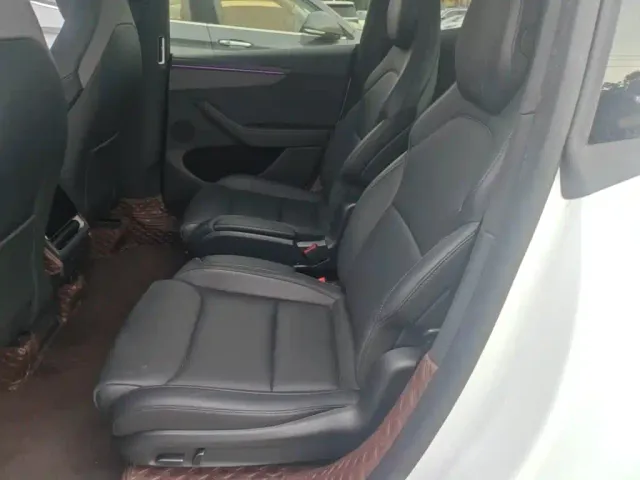 Tesla Model Y L — Фото автомобиля 16