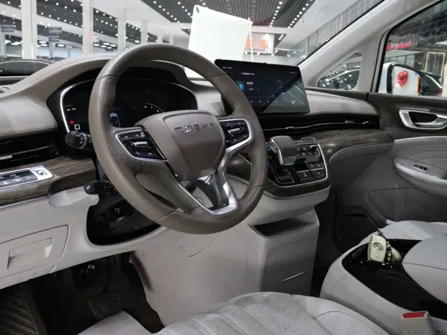 Roewe iMAX8 — Фото автомобиля 6