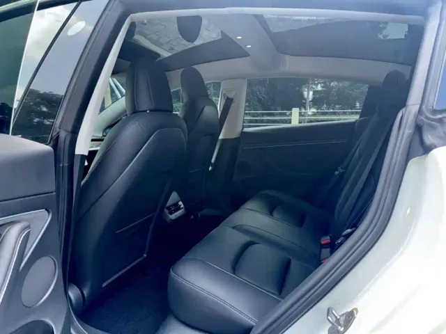 Tesla Model 3 — Фото автомобиля 4