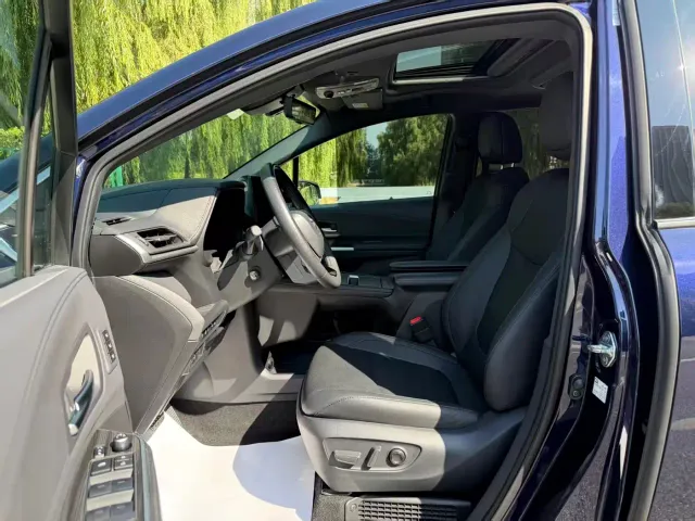 Toyota Sienna — Фото автомобиля 9