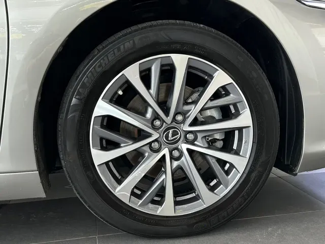 Lexus ES — Фото автомобиля 19