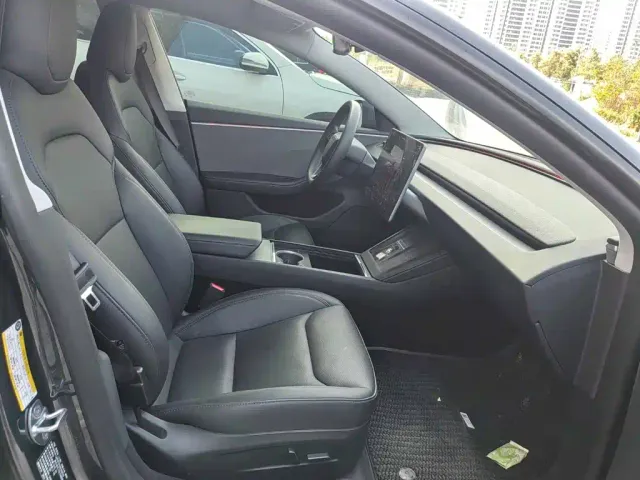 Tesla Model 3 — Фото автомобиля 11
