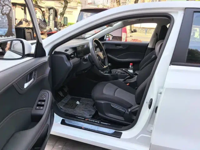 Roewe i5 — Фото автомобиля 15