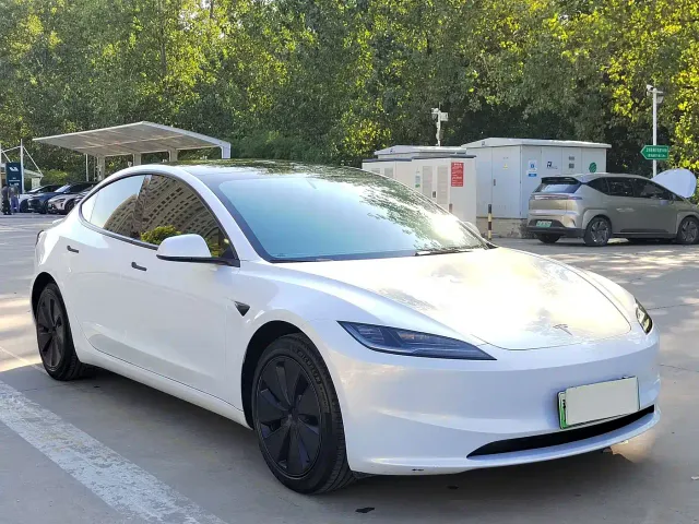 Tesla Model 3 — Фото автомобиля 3