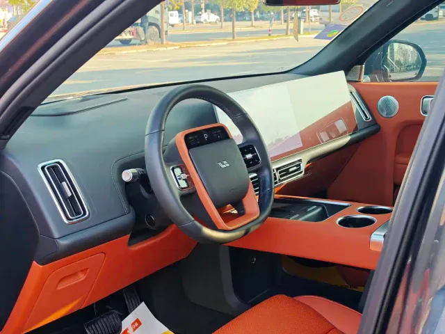 Li Auto L8 — Фото автомобиля 4