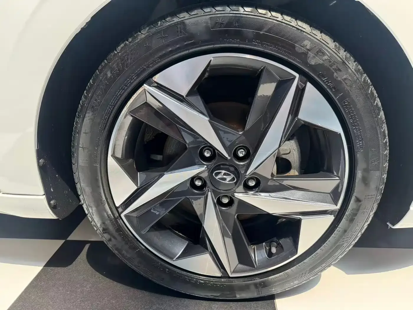 Hyundai Elantra 2022 1.5L CVT LUX Premium Edition — Фото автомобиля 5