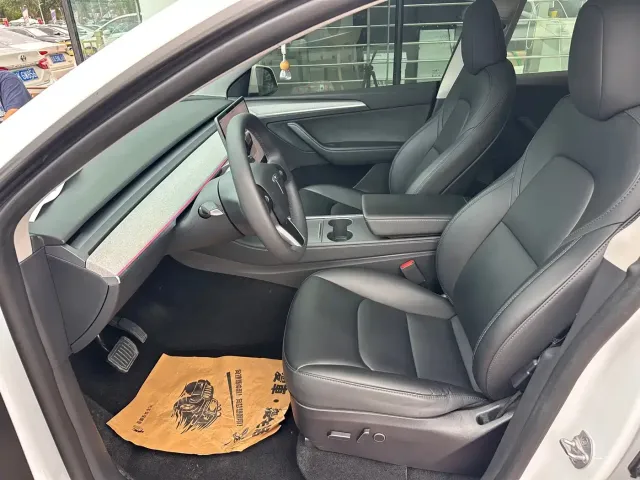 Tesla Model Y — Фото автомобиля 11