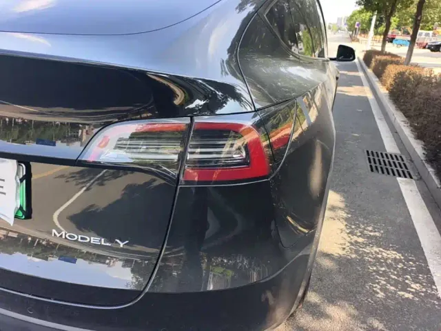 Tesla Model Y — Фото автомобиля 7