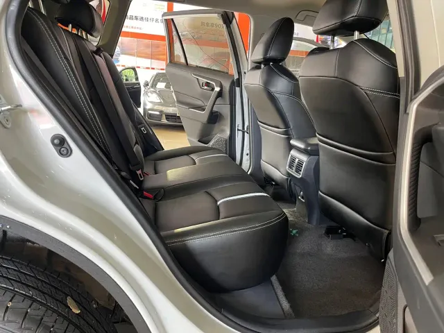 Toyota RAV4 — Фото автомобиля 11