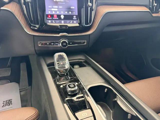 Volvo XC60 — Фото автомобиля 11