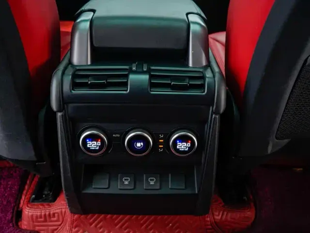 Land Rover Defender — Фото автомобиля 26