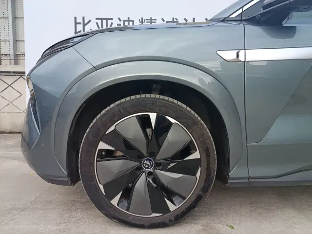 BYD Tang L — Фото автомобиля 5