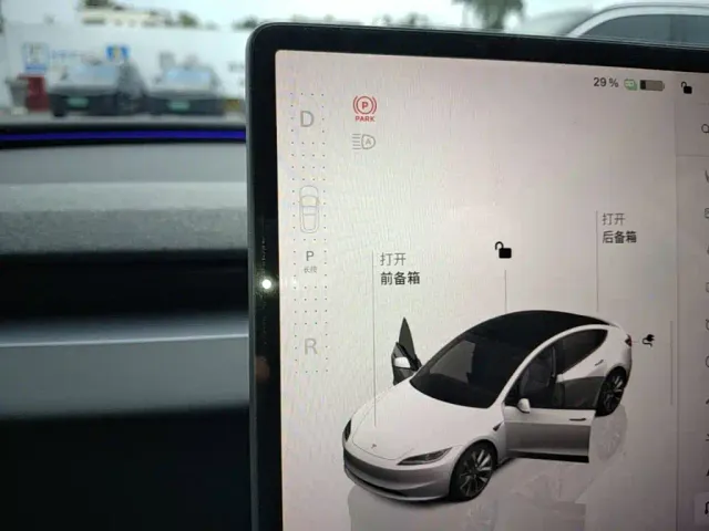 Tesla Model 3 — Фото автомобиля 13