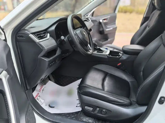 Toyota RAV4 — Фото автомобиля 15