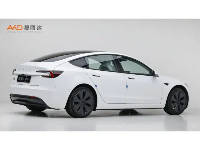 Tesla Model 3 — Фото автомобиля 3