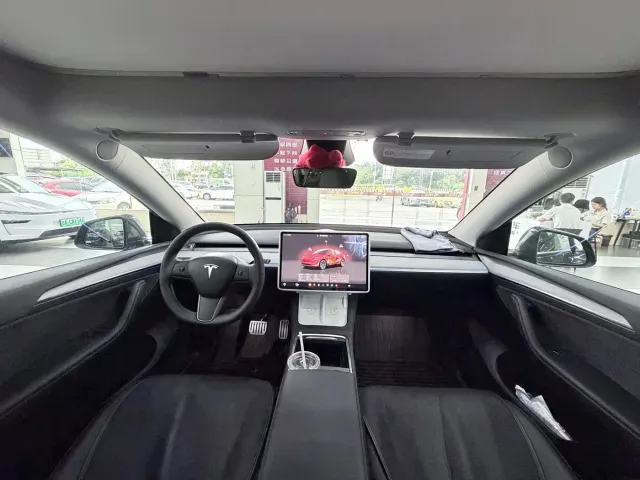 Tesla Model Y — Фото автомобиля 15
