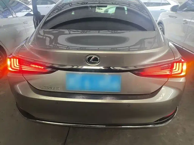 Lexus ES — Фото автомобиля 3