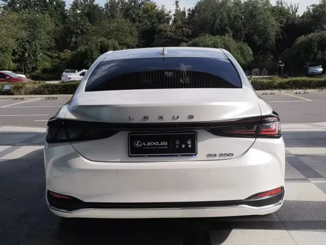Lexus ES — Фото автомобиля 4