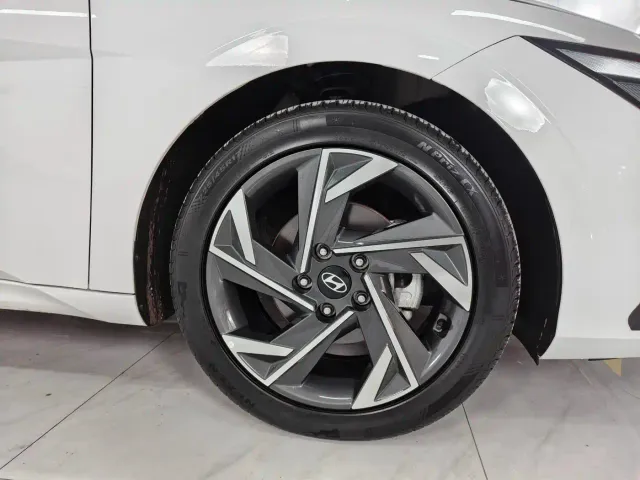 Hyundai Elantra — Фото автомобиля 4